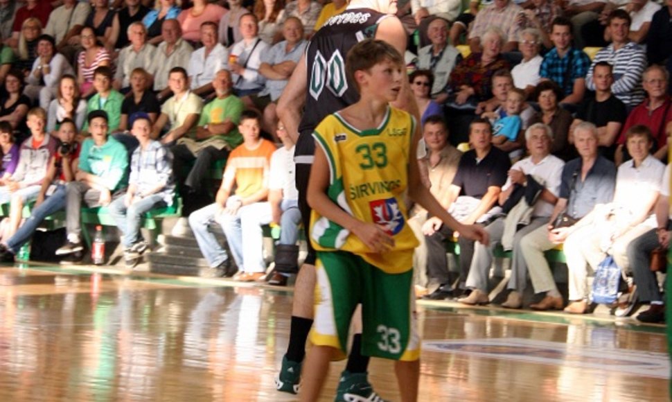 Arvydas Sabonis su artimaisiais varžosi šeimų krepšinio turnyre Klaipėdoje.