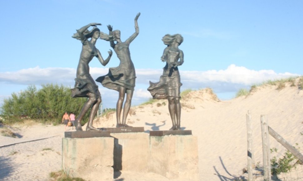 Skulptūra „Žvejo dukros“ - reprezentuoja Šventosios kurortą. Deja, kažkas panoro tris seseris išgražinti.