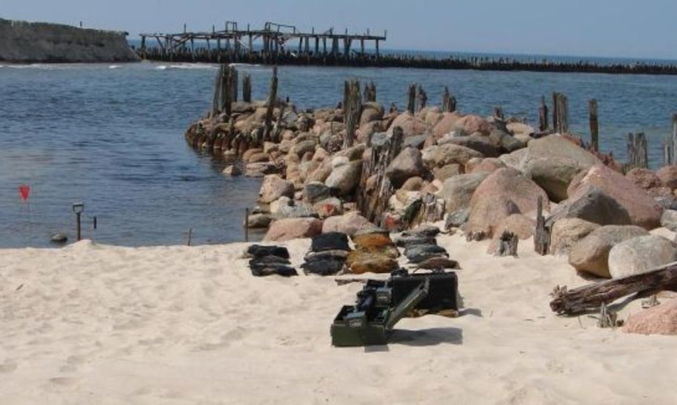 Išminuotojai įsitikinę, kad paplūdimyje slypi dar daug minų. 