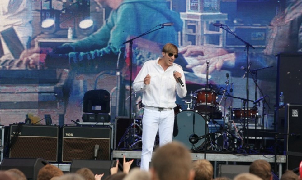 Festivalį „Karklė 2011“ atidarė grupė „Happyendless“. 