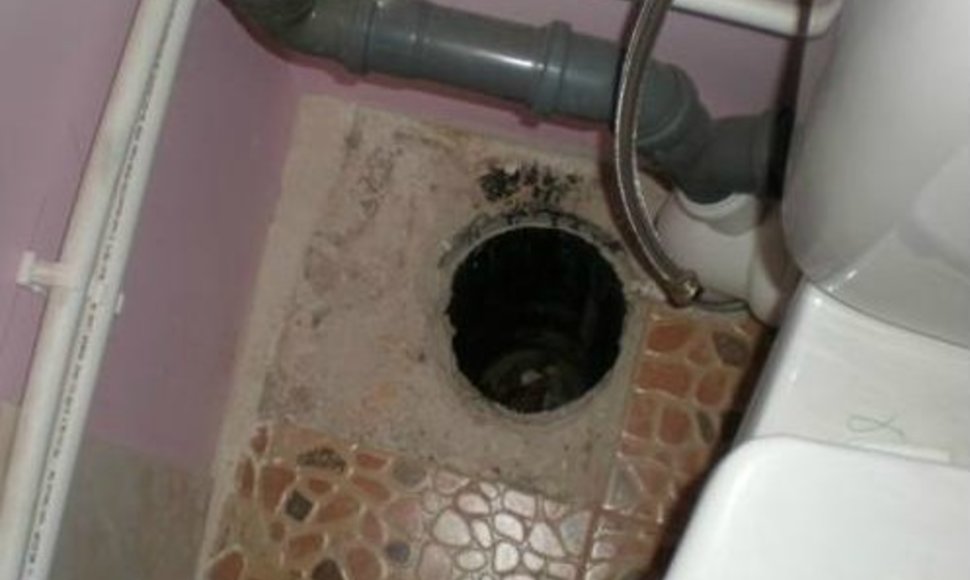 Salantiškis svaigalus slėpė vonios kambaryje, po plytelėmis.