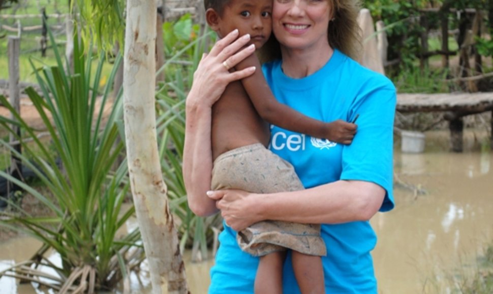 UNICEF Geros valios ambasadorė Virginija Kochanskytė Kambodžoje išvydo tikrąjį skurdą. 