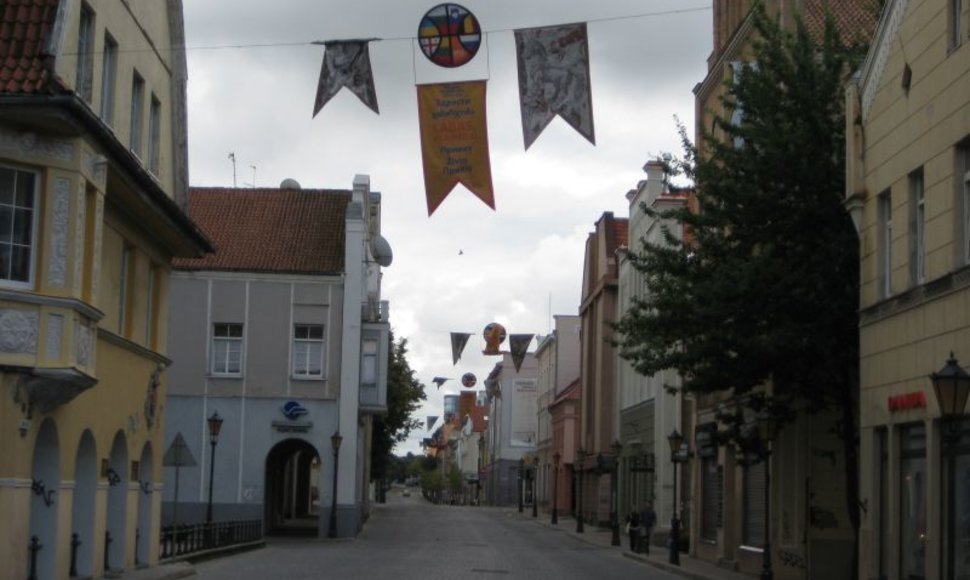 Tiltų gatvė jau papuošta krepšiniui specialiomis vėliavėlėmis, kviečiančiomis ištarti „Labas“ bulgariškai, belgiškai, rusiškai, slovėniškai, gruziniškai ir ukrainietiškai. 