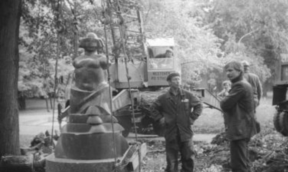 Statoma V.Balsio skulptūra „Dvi mylimos“. 1986m.