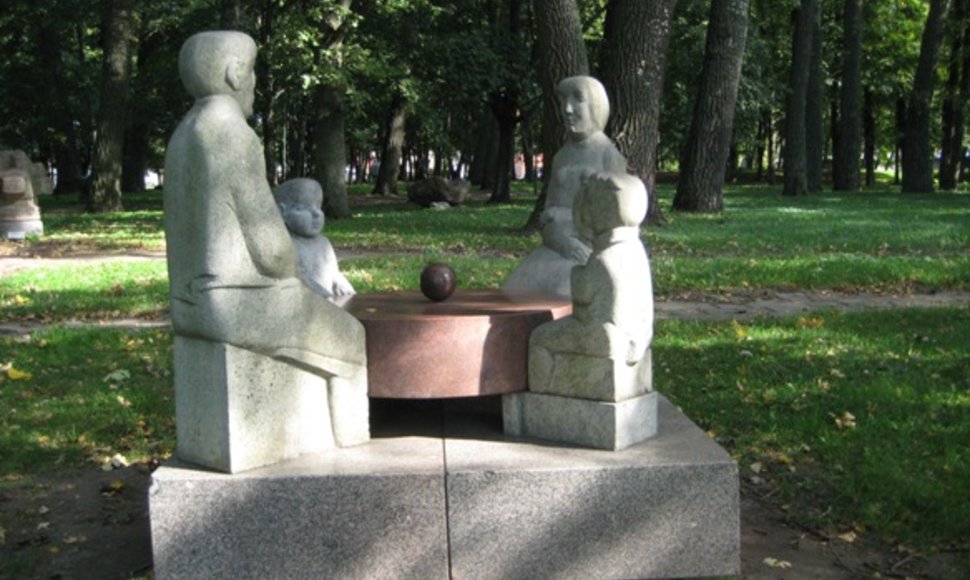 Nemažai klaipėdiečių nė nenutuokia, jos toje vietoje, kur dabar yra Skulptūrų parkas, palaidota apie 40 tūkst. žmonių. 