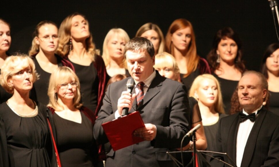 Žiūrovus pasveikinęs teatro vadovas Ramūnas Kaubrys apgailestavo, kad finansų trūkumas nutolino svajonę turėti naują pastatą teatrui. 