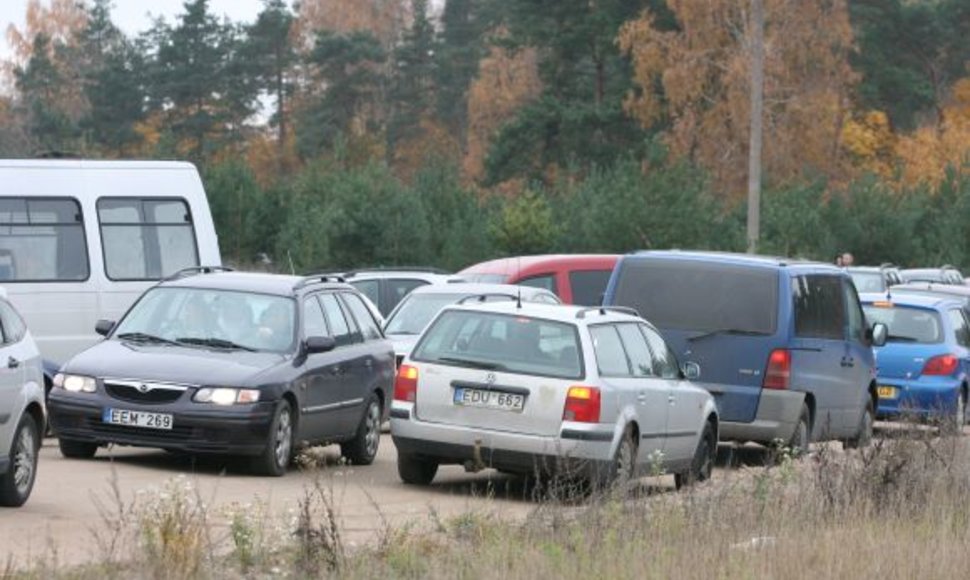 Prie kapinių susidarė automobilių spūstys. Eismą reguliavo keli pareigūnų ekipažai.