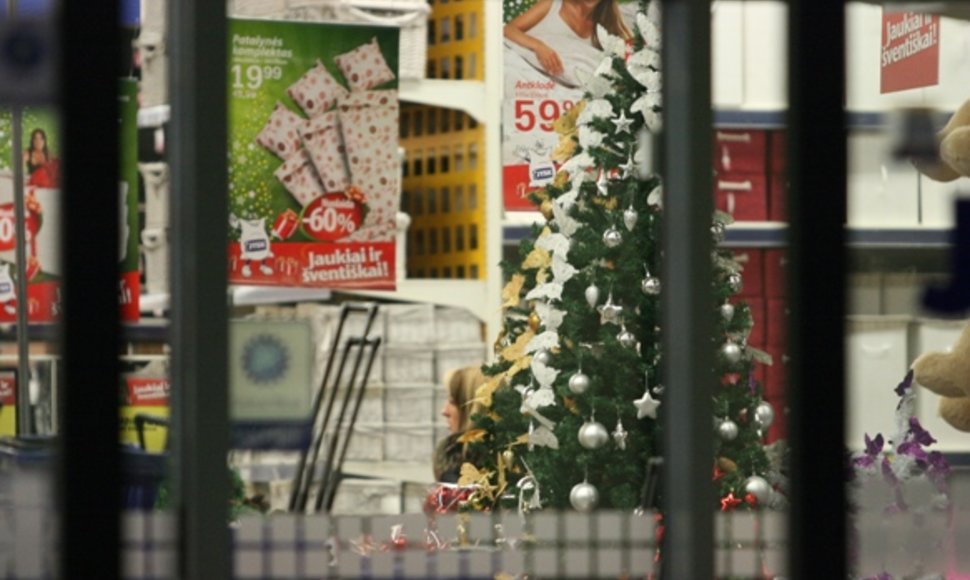 Kai kurios parduotuvės nesulaikė ne lapkričio – kalėdinėmis eglutėmis imta prekiauti dar spalį. 