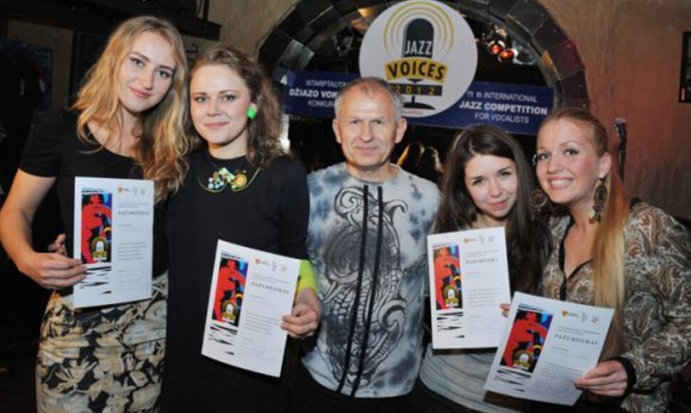 I&scaron; kairės į de&scaron;inę: Jekaterina Pranevič, Laura Budreckytė, Steponas Janu&scaron;ka, Gina Kazlauskaitė ir Veronika Čičinskaitė.