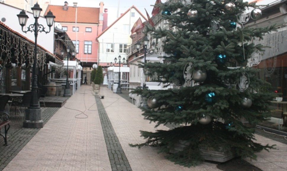 Klaipėdos kavinės jau ėmė puoštis Kalėdoms. Visas miestas šventinėmis spalvomis nušvis savaitgalį. 