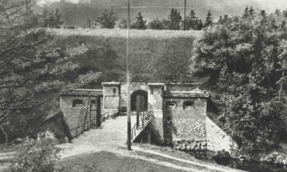 Nerijos forto vartai. XX a. 2–3 dešimtmečio nuotrauka. 1897–1939 m. Nerijos fortas buvo pritaikytas civilių poreikiams. Buvusiais amunicijos sandėliais naudojosi Klaipėdos uosto direkcija. Redute apsigyveno darbininkai ir tarnautojai. 1934 m. forto gynybinis griovys buvo sujungtas su mariomis ir jam