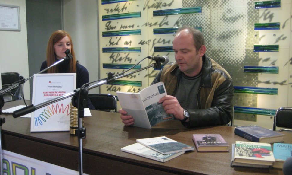 Radijo žurnalistas Žydrūnas Naujokas išbandė vietinę I.Simonaitytės bibliotekos radijo stotį ir perskaitė Maironio eiles. 