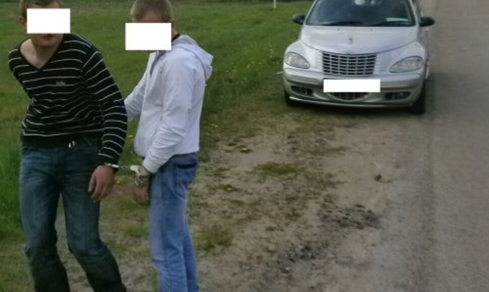 Automobilį pagrobę ir vairuotoją apiplė&scaron;ę jauni vyrai bandė sprukti, dalį pagrobtų pinigų suplė&scaron;ė.