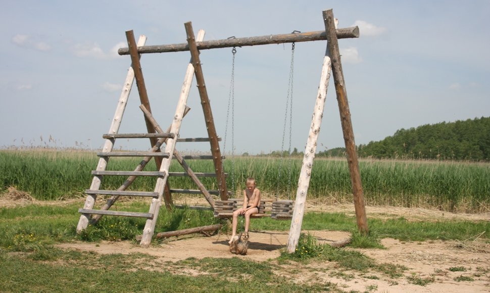 Kintų paplūdimyje, kur krantas saugus ir vaikams, jau prasidėjo linksmybių sezonas.