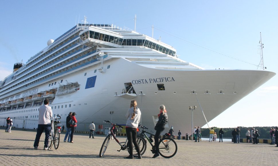 Klaipėdos kruizinių laivų terminale stovi didysis laineris.