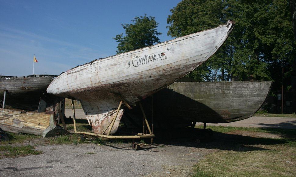 Istoriniai laivai kęžta piliavietės teritorijoje.