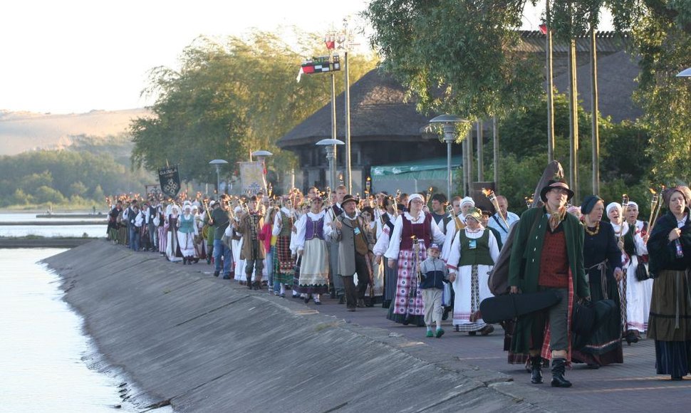 Nidoje Joninių savaitgalį rengiamas folkloro festivalis.