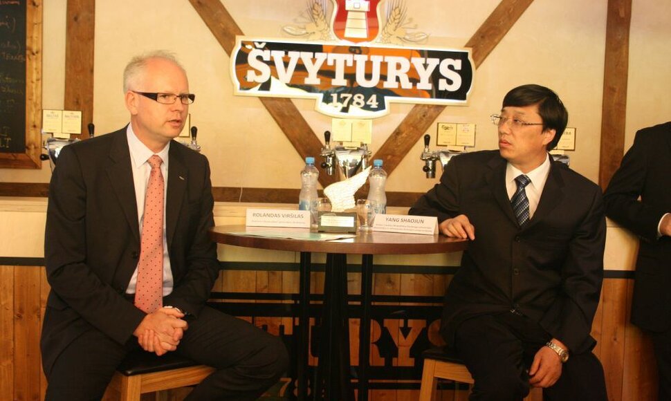 Bendrovės &bdquo;&Scaron;vyturio-Utenos alus&ldquo; vadovas Rolandas Vir&scaron;ilas ir svečias i&scaron; &Scaron;ondongo Yang Shaojun.