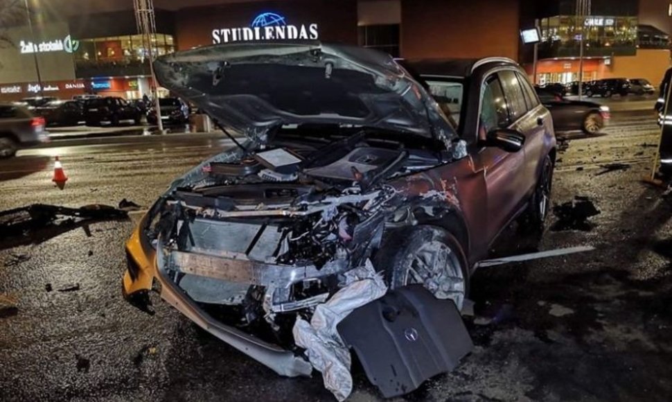 Per eismo įvykį šeštadienio vakarą, šalia prekybos centro „Studlendas“, nukentėjo ir savajį „Mercedes“ vairavęs buvęs Klaipėdos meras Rimantas Taraškevičius.