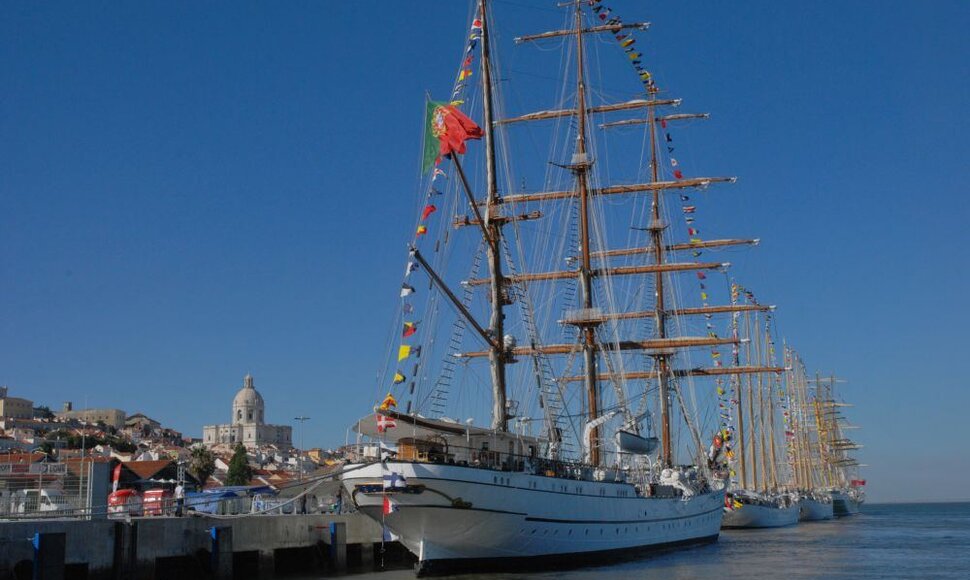 Sekmadienį Lisabonoje, regatos „The Tall Ships Races“ uoste, visas laivynas atsisveikina burių paradu.
