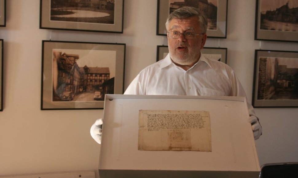 Anot istoriko, Mažosios Lietuvos istorijos muziejaus vadovo Jono Genio, 1446-asiais miesto burmistro antspauduotas dokumentas, atgabentas iš Liubeko, tapo atradimu istorikams, maniusiems, kad dokumentas sunykęs.
