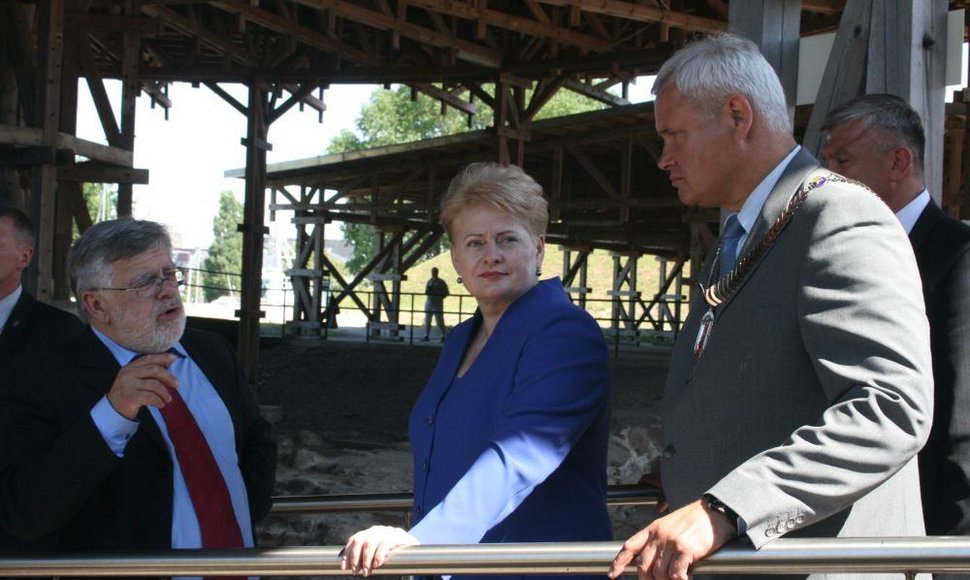 Prezidentė Dalia Grybauskaitė trečiadienį lankėsi Klaipėdoje, kur pasveikino miestą ir jo gyventojus su 760-osiomis Klaipėdos įkūrimo metinėmis.