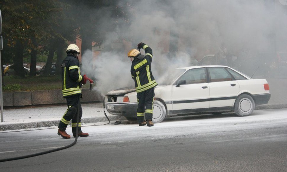 Užsiliepsnojo automobilis