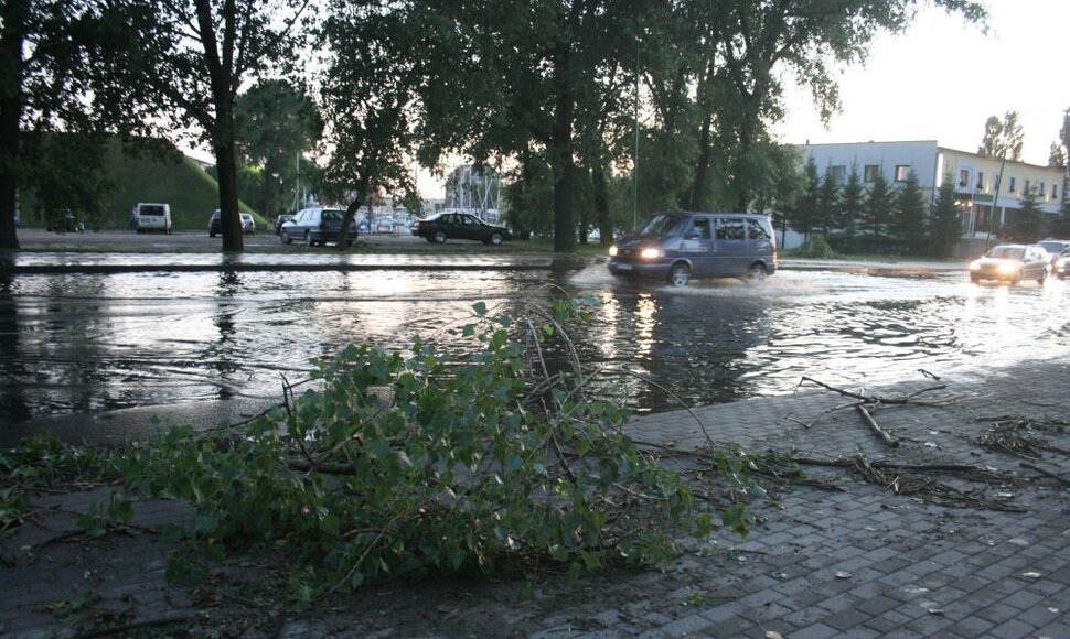 Pilies gatvė iki vakaro skendo