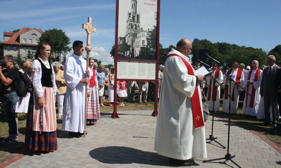 Per iškilimingą ceremoniją Klaipėdoje pašventintas kertinis būsimos šv. Jono bažnyčios akmuo. 