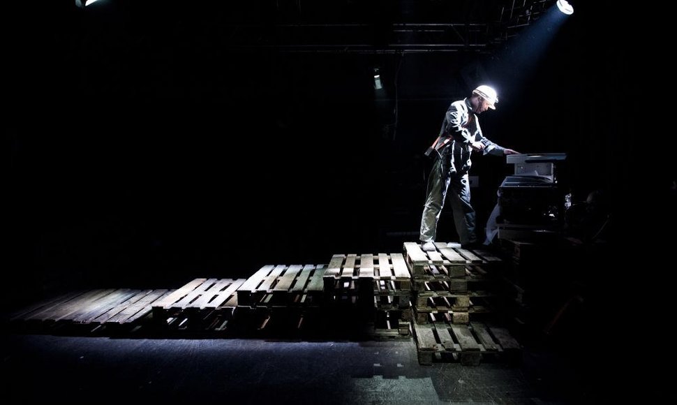 Čekų „Wariot Ideal“ spektaklis – industrinis trileris „PLATFORMA – pamirštas sektorius“ 