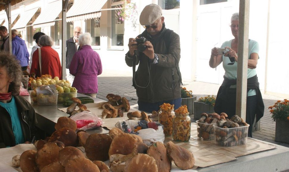 Lietuvos miškuoe surinkti grybai Klaipėdos Senajame turguje labiausiai domina turistus. Nematytus vaizdus jie skuba įamžinti fotoaparatais.