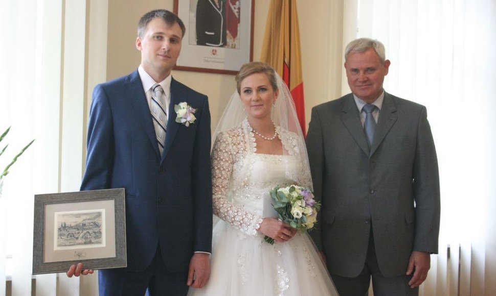 Klaipėdos rotušėje penktadienio pavakarę susituokė pirmoji jaunavedžių pora. 