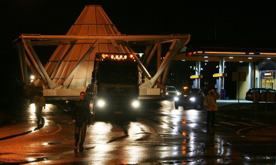 Stambiagabaritis krovinys Klaipėdos gatvėmis buvo gabenamas vėlyvą naktį, kad netrukdytų eismui. 
