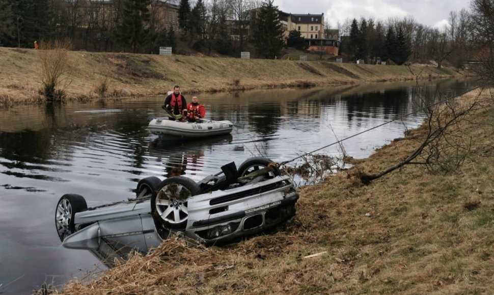 Iš Nevėžio ištrauktas BMW