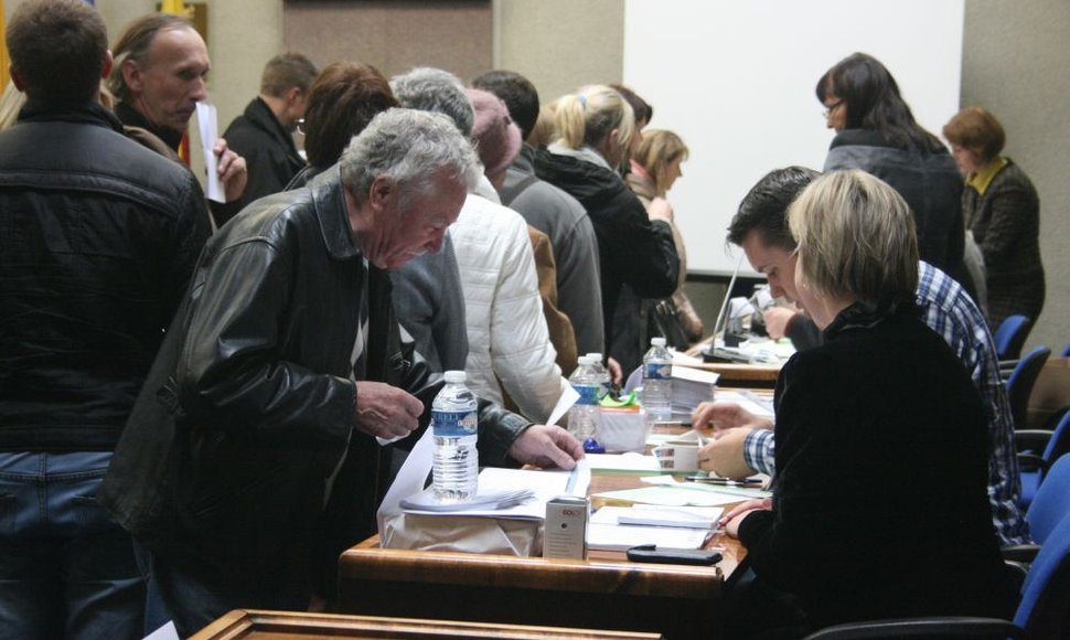 Klaipėdos savivaldybės posėdžių salėje nusidriekė eilė rinkėjų, panorusių iš anksto pareikšti savo valią. 