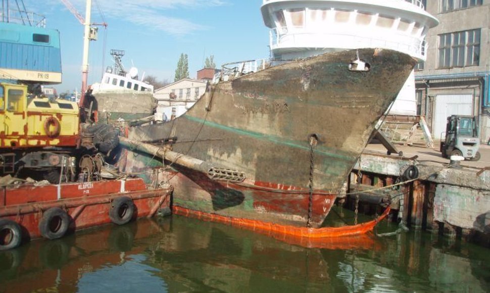 Žemsiurbė „Chariba“, vasarį nugrimzdusi prie Vakarų Baltijos laivų statyklos krantinės, bus pjaustoma metalo laužui. 
