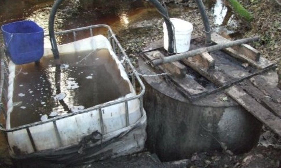 Du Plungės rajono gyventojai miške įrengė naminės degtinės daryklą. 