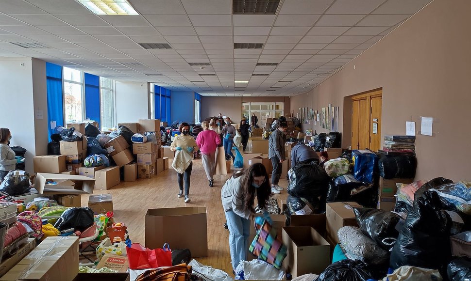 Gargžduose surinkta parama ukrainiečiams vos sutalpinta kultūros centro salėje.