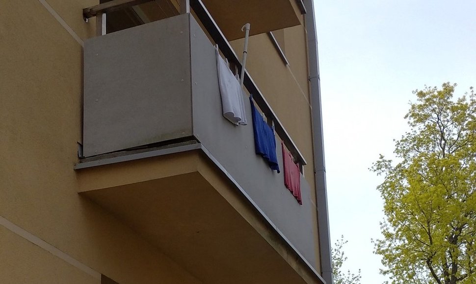 Balkonas su skalbiniais, išdėliotais pagal Rusijos vėliavos spalvas, atkreipė praeivių dėmesį.