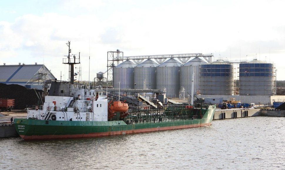 „Vakarų krova“ pradėjo vykdyti bandomąjį laivo pakrovimą iš naujojo skystų krovinių terminalo. 