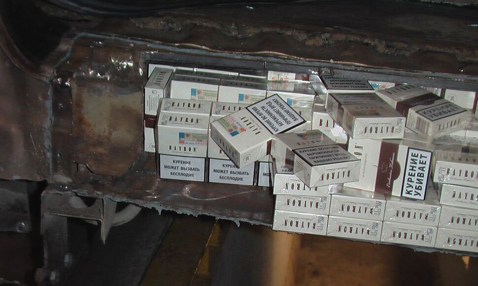 Latvis bandė parsigabenti kontrabandinių cigarečių.