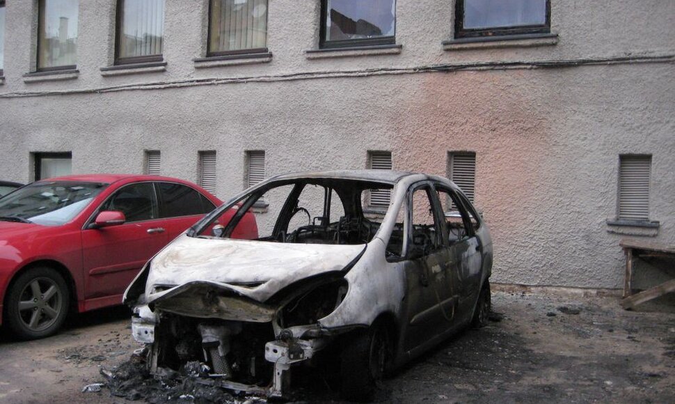 Klaipėdoje naktį sudegė mašiną, nuo kilusio gaisro nukentėjo ir teatro pastatas.