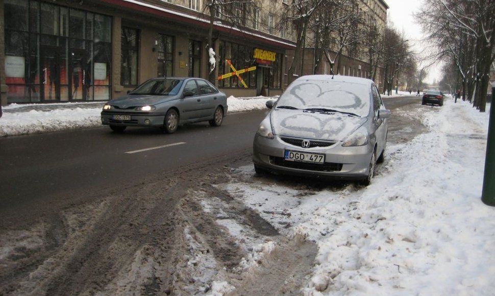 Klaipėdos gatvėse pirmadienį eismo sąlygos jau buvo pakenčiamos. 