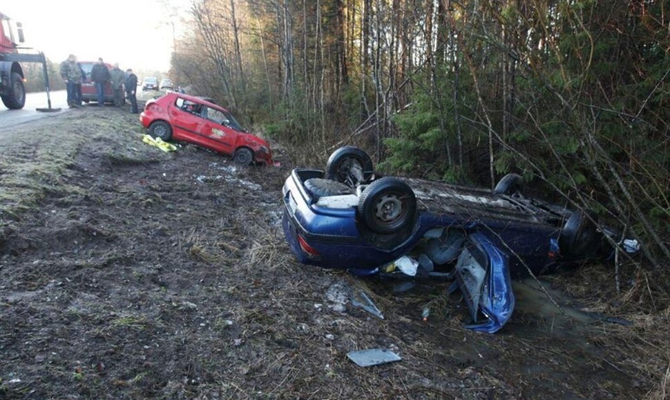 Į Vėžaitynės mišką Klaipėdos rajone nuo kelio nuriedėjo keturi automobiliai.