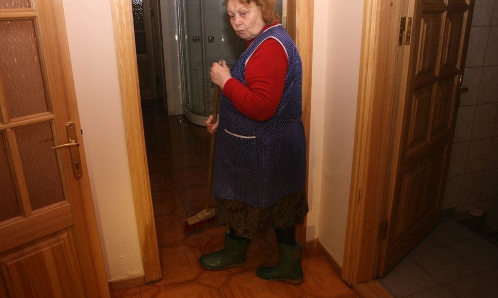 Klaipėdietė Nina po savo namus turi vaikščioti guminiais batais – sklypą užliejęs vanduo veržiasi į cokolinį aukštą.