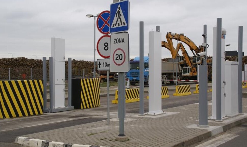 Uosto užkardos pasieniečiai Malkų įlankos kontrolės punkte aptiko įtartiną krovinį. 
