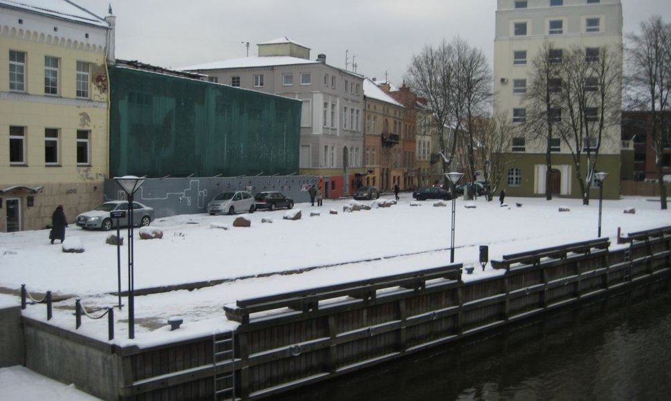 Klaipėdos miesto valdininkams niekaip nepavyksta pažaboti buvusio „Baltijos“ kino teatro savininkų apsitvarkyti.