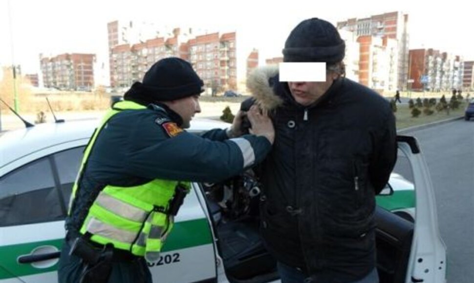 Klaipėdoje sulaikyti nusikaltėliai, bandę išmontuoti šviestuvų stulpus.