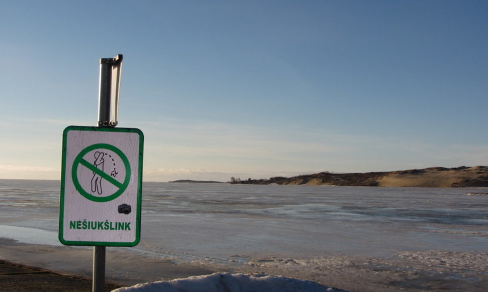 Žvejai nepaiso ir specialių ženklų, raginančių nemėtyti atliekų. 