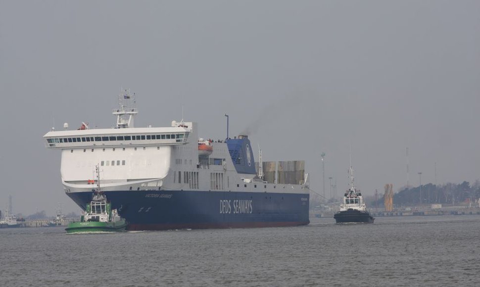 Keltą „Victoria Seaways“ į Klaipėduos uostą įvedė vilkikai. 